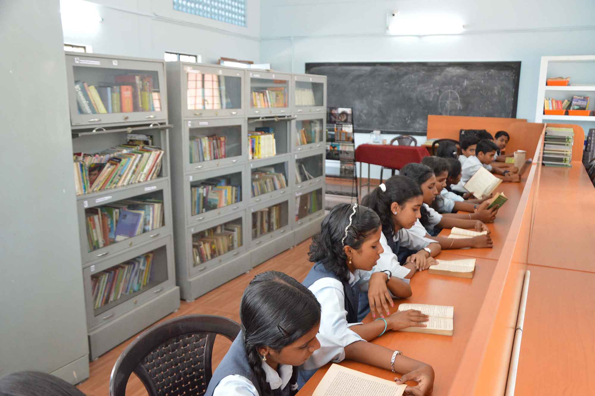 Well Equipped Library Little Flower Public School